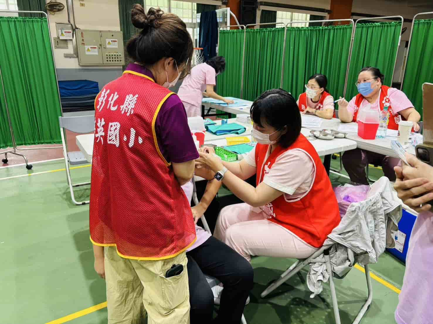 113年10月16日育英國小校園流感接種照片1